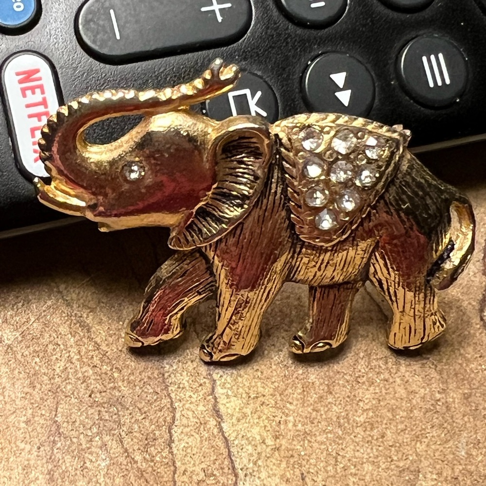 Elegant Gold Elephant Brooch with Rhinestones- Vintage EUC - Picture 5 of 5